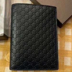 Gucci passport holder/6 card slots 100% real